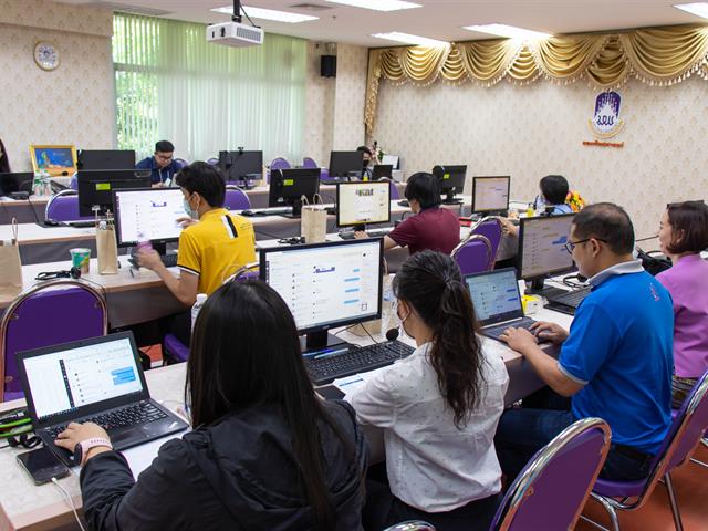 ศูนย์ภาษาคณะศิลปศาสตร์ จัดทดสอบวัดความรู้ภาษาอังกฤษ ระดับปริญญาตรี  สำหรับนิสิตรหัส 64 เพื่อเปิดใช้งานโปรแกรมสำเร็จรูป แบบออนไลน์