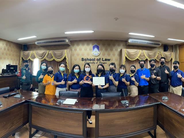 ในวันพุธที่ 21 กรกฎาคม 2564 คณะนิติศาสตร์ มหาวิทยาลัยพะเยา จัดโครงการฝึกอบรม “การเตรียมพร้อมต่อสภาวะฉุกเฉิน ภายใต้โครงการ Green Office คณะนิติศาสตร์”ณ ห้องประชุมศาลจำลอง คณะนิติศาสตร์ มหาวิทยาลัยพะเยา เพื่อสร้างความรู้ความเข้าใจให้กับบุคลากร เกี่ยวกับการจัดทำแผนอัคคีภัย วิธีการใช้เครื่องดับเพลิง และการปฏิบัติเมื่อเกิดอัคคีภัย โดยมี อ.อุดมศักดิ์ จิรกาลกุลเกษม ผู้ช่วยคณบดีฝ่ายกิจการนิสิต และนายศราวุฒิ กันตพงศ์เพชร เจ้าหน้าที่บริหารงานทั่วไปคณะนิติศาสตร์เป็นวิทยากรให้ความรู้แก่บุคลากรคณะนิติศาสตร์ รวมถึง เจ้าหน้าที่ รปภ. และ แม่บ้านทำความสะอาด