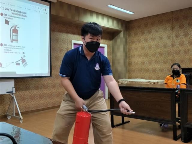 ในวันพุธที่ 21 กรกฎาคม 2564 คณะนิติศาสตร์ มหาวิทยาลัยพะเยา จัดโครงการฝึกอบรม “การเตรียมพร้อมต่อสภาวะฉุกเฉิน ภายใต้โครงการ Green Office คณะนิติศาสตร์”ณ ห้องประชุมศาลจำลอง คณะนิติศาสตร์ มหาวิทยาลัยพะเยา เพื่อสร้างความรู้ความเข้าใจให้กับบุคลากร เกี่ยวกับการจัดทำแผนอัคคีภัย วิธีการใช้เครื่องดับเพลิง และการปฏิบัติเมื่อเกิดอัคคีภัย โดยมี อ.อุดมศักดิ์ จิรกาลกุลเกษม ผู้ช่วยคณบดีฝ่ายกิจการนิสิต และนายศราวุฒิ กันตพงศ์เพชร เจ้าหน้าที่บริหารงานทั่วไปคณะนิติศาสตร์เป็นวิทยากรให้ความรู้แก่บุคลากรคณะนิติศาสตร์ รวมถึง เจ้าหน้าที่ รปภ. และ แม่บ้านทำความสะอาด