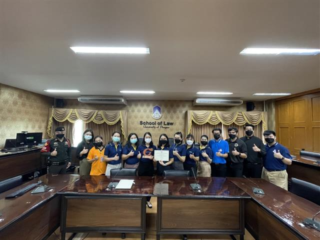 ในวันพุธที่ 21 กรกฎาคม 2564 คณะนิติศาสตร์ มหาวิทยาลัยพะเยา จัดโครงการฝึกอบรม “การเตรียมพร้อมต่อสภาวะฉุกเฉิน ภายใต้โครงการ Green Office คณะนิติศาสตร์”ณ ห้องประชุมศาลจำลอง คณะนิติศาสตร์ มหาวิทยาลัยพะเยา เพื่อสร้างความรู้ความเข้าใจให้กับบุคลากร เกี่ยวกับการจัดทำแผนอัคคีภัย วิธีการใช้เครื่องดับเพลิง และการปฏิบัติเมื่อเกิดอัคคีภัย โดยมี อ.อุดมศักดิ์ จิรกาลกุลเกษม ผู้ช่วยคณบดีฝ่ายกิจการนิสิต และนายศราวุฒิ กันตพงศ์เพชร เจ้าหน้าที่บริหารงานทั่วไปคณะนิติศาสตร์เป็นวิทยากรให้ความรู้แก่บุคลากรคณะนิติศาสตร์ รวมถึง เจ้าหน้าที่ รปภ. และ แม่บ้านทำความสะอาด