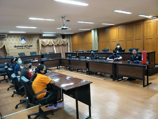 ในวันพุธที่ 21 กรกฎาคม 2564 คณะนิติศาสตร์ มหาวิทยาลัยพะเยา จัดโครงการฝึกอบรม “การเตรียมพร้อมต่อสภาวะฉุกเฉิน ภายใต้โครงการ Green Office คณะนิติศาสตร์”ณ ห้องประชุมศาลจำลอง คณะนิติศาสตร์ มหาวิทยาลัยพะเยา เพื่อสร้างความรู้ความเข้าใจให้กับบุคลากร เกี่ยวกับการจัดทำแผนอัคคีภัย วิธีการใช้เครื่องดับเพลิง และการปฏิบัติเมื่อเกิดอัคคีภัย โดยมี อ.อุดมศักดิ์ จิรกาลกุลเกษม ผู้ช่วยคณบดีฝ่ายกิจการนิสิต และนายศราวุฒิ กันตพงศ์เพชร เจ้าหน้าที่บริหารงานทั่วไปคณะนิติศาสตร์เป็นวิทยากรให้ความรู้แก่บุคลากรคณะนิติศาสตร์ รวมถึง เจ้าหน้าที่ รปภ. และ แม่บ้านทำความสะอาด