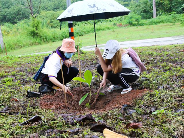 โครงการนิสิตจิตอาสา มหาวิทยาลัยพะเยา ร่วมกิจกรรมปลูกต้นไม้เฉลิมพระเกียรติ สมเด็จพระบรมราชชนนีพันปีหลวง