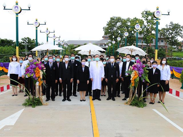 รศ. ดร. ภก. สุรศักดิ์ เสาแก้ว คณบดีคณะเภสัชศาสตร์ และคณะผู้บริหาร เข้าร่วมพิธีวางพวงมาลาเนื่องในวัน "วันมหิดล" 