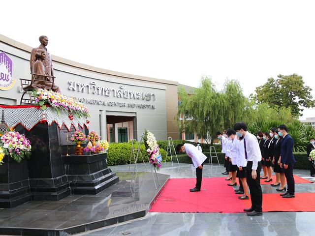 รศ. ดร. ภก. สุรศักดิ์ เสาแก้ว คณบดีคณะเภสัชศาสตร์ และคณะผู้บริหาร เข้าร่วมพิธีวางพวงมาลาเนื่องในวัน "วันมหิดล" 