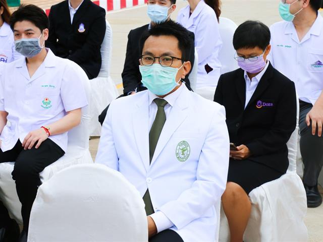 รศ. ดร. ภก. สุรศักดิ์ เสาแก้ว คณบดีคณะเภสัชศาสตร์ และคณะผู้บริหาร เข้าร่วมพิธีวางพวงมาลาเนื่องในวัน "วันมหิดล" 