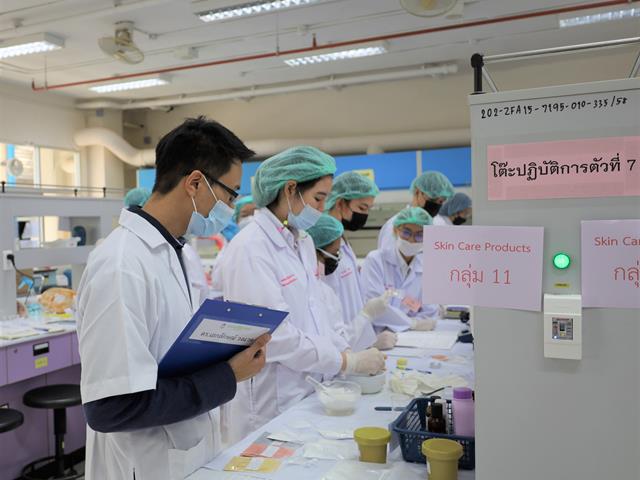 คณะเภสัชศาสตร์จัดการเรียนการสอนภาคปฏิบัติการ ภายใต้มาตรการป้องกัน และควบคุมการแพร่ระบาดของโรคติดเชื้อไวรัสโคโรนา 2019 School of Pharmaceutical Sciences provides practical learning under Covid-19 epidemic control