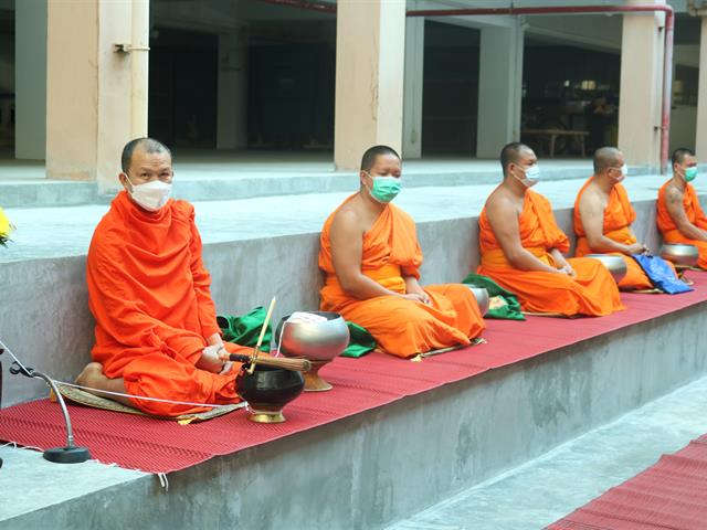 คณะเกษตรศาสตร์และทรัพยากรธรรมชาติ มหาวิทยาลัยพะเยา จัดโครงการทำบุญตักบาตร (เติมบุญ เสริมสุข) ประจำปี 2565
