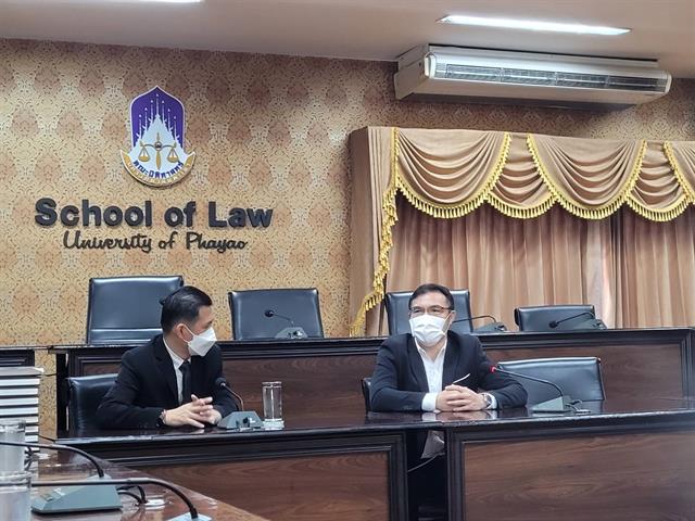 เมื่อวันที่ 12 มกราคม 2565 คณะนิติศาสตร์ มหาวิทยาลัยพะเยา ให้การต้อนรับ นายตรีเรก ศรีวิชัย ประธานสภาทนายความจังหวัดพะเยา พร้อมคณะ ที่ให้เกียรติเข้าพบในโอกาสสวัสดีปีใหม่ 2565 และร่วมปรึกษาหารือแนวทางการพัฒนาด้านการผลิตบัณฑิต โดยเฉพาะการฝึกประสบการณ์ทางวิชาชีพ การวิจัยและการบริการวิชาการด้าการให้คำปรึกษากฎหมายแก่ประชาชน การเสริมสร้างให้ประชาชนเข้าถึงการบริการในกระบวนยุติธรรม ด้วยการส่งเสริมกลไกการไกล่เกลี่ยข้อพิพาท และการจัดทำหลักสูตร Reskill / Upskill / New skill เพื่อพัฒนาศักยภาพทนายความ นักกฎหมาย และประชาชนทั่วไป