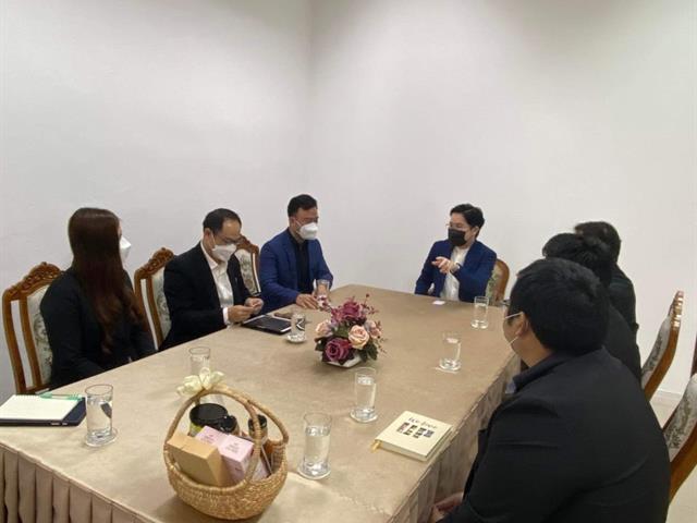คณะนิติศาสตร์มหาวิทยาลัยพะเยา โดยผู้ช่วยศาสตราจารย์อุดม งามเมืองสกุล คณบดีคณะนิติศาสตร์ พร้อมด้วยคณะผู้บริหารเข้าพบ นายอัครา พรหมเผ่า นายก อบจ.พะเยา