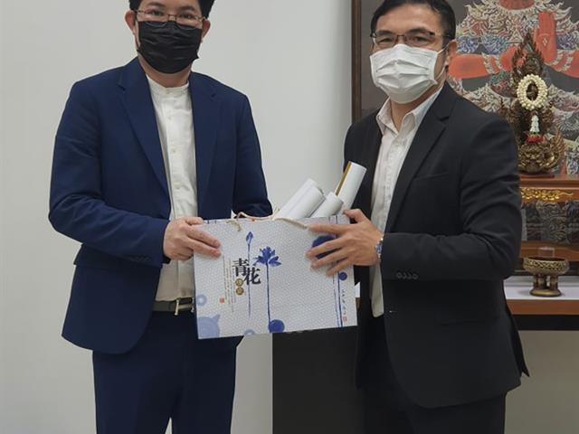 คณะนิติศาสตร์มหาวิทยาลัยพะเยา โดยผู้ช่วยศาสตราจารย์อุดม งามเมืองสกุล คณบดีคณะนิติศาสตร์ พร้อมด้วยคณะผู้บริหารเข้าพบ นายอัครา พรหมเผ่า นายก อบจ.พะเยา