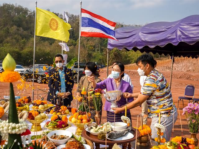 พิธีบวงสรวงสถานที่ก่อสร้างอาคารการเรียนรู้และอนุรักษ์นกยูงไทย มหาวิทยาลัยพะเยา
