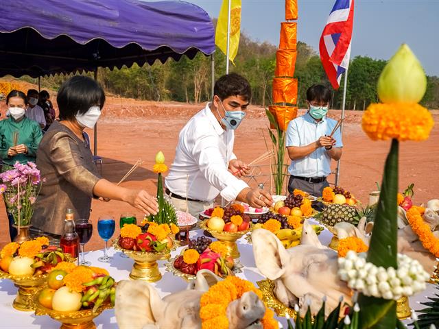พิธีบวงสรวงสถานที่ก่อสร้างอาคารการเรียนรู้และอนุรักษ์นกยูงไทย มหาวิทยาลัยพะเยา