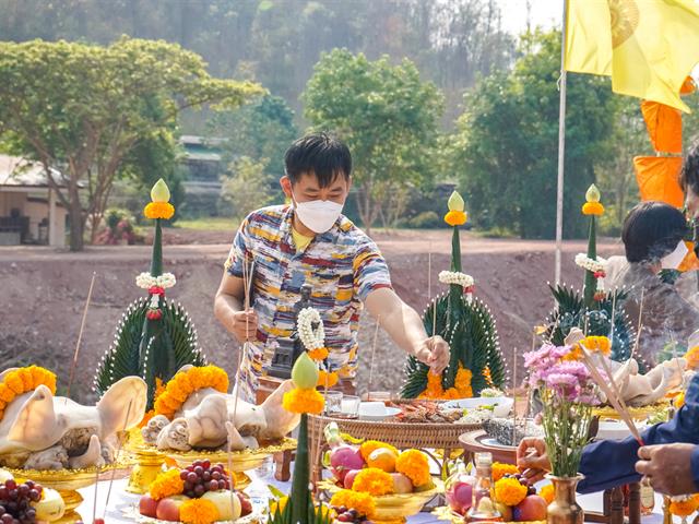 พิธีบวงสรวงสถานที่ก่อสร้างอาคารการเรียนรู้และอนุรักษ์นกยูงไทย มหาวิทยาลัยพะเยา