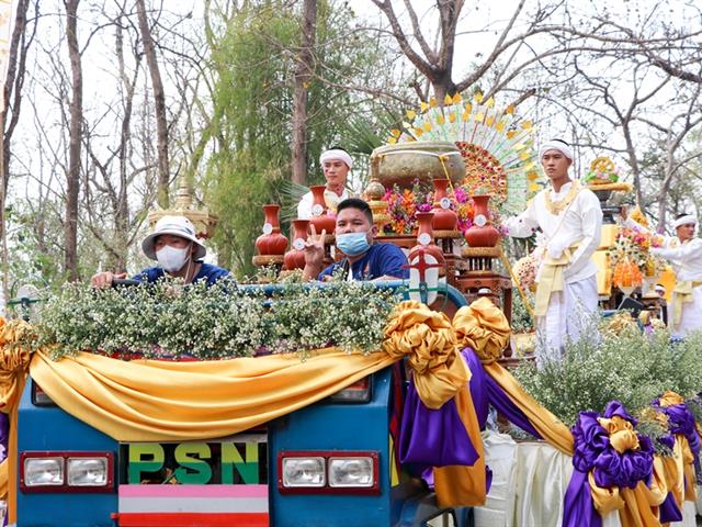 ประเพณีแห่ผ้าห่มพระธาตุจอมทอง