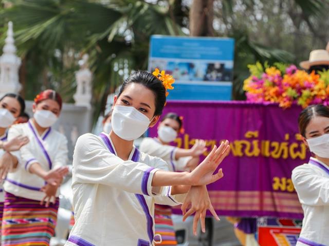 ประเพณีแห่ผ้าห่มพระธาตุจอมทอง