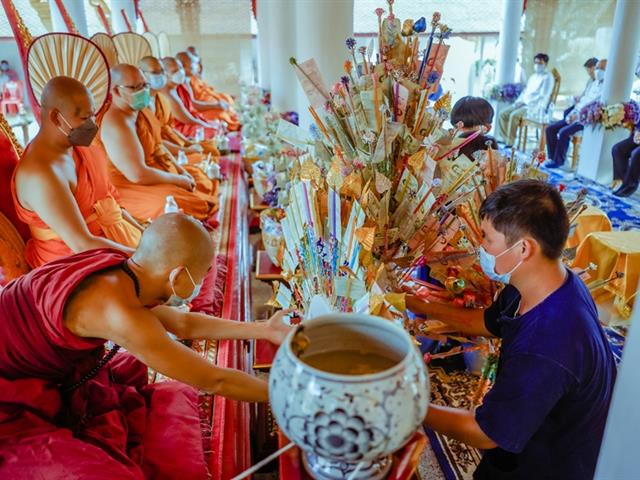 ประเพณีแห่ผ้าห่มพระธาตุจอมทอง