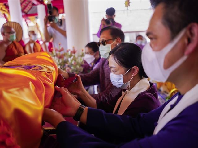 ประเพณีแห่ผ้าห่มพระธาตุจอมทอง