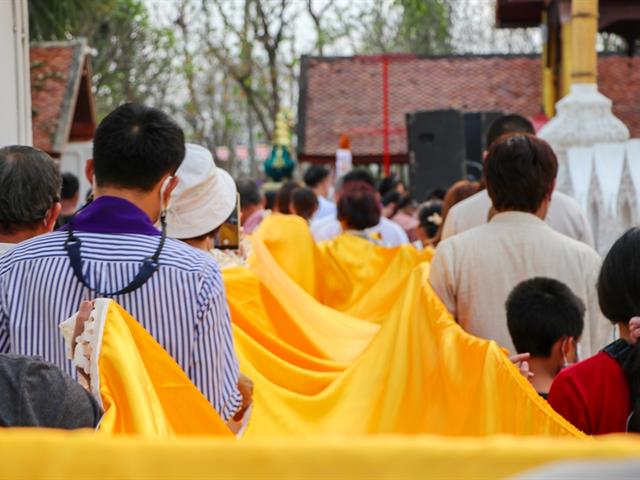 ประเพณีแห่ผ้าห่มพระธาตุจอมทอง