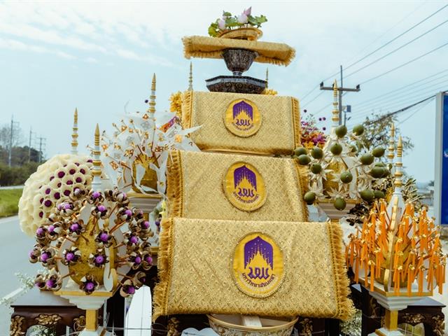 ประเพณีแห่ผ้าห่มพระธาตุจอมทอง