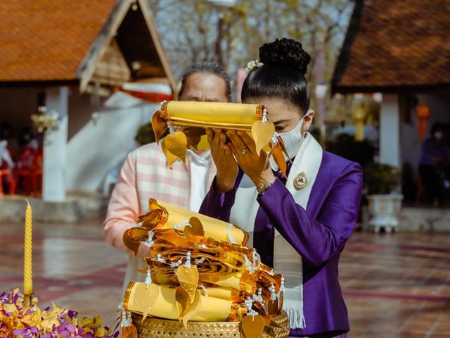ประเพณีแห่ผ้าห่มพระธาตุจอมทอง