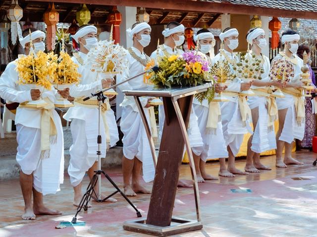 ประเพณีแห่ผ้าห่มพระธาตุจอมทอง