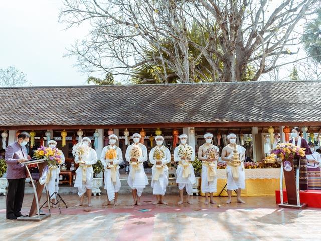ประเพณีแห่ผ้าห่มพระธาตุจอมทอง