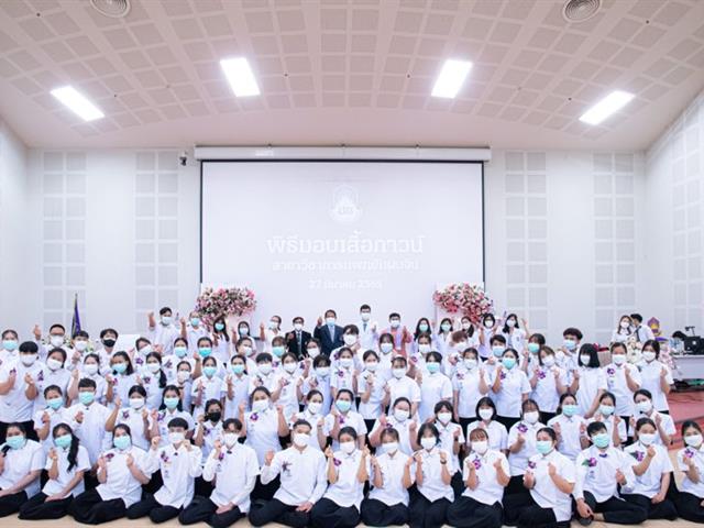 หลักสูตรการแพทย์แผนจีนบัณฑิต ได้ดำเนินพิธีมอบเสื้อกาวน์ แก่นิสิตแพทย์แผนจีน