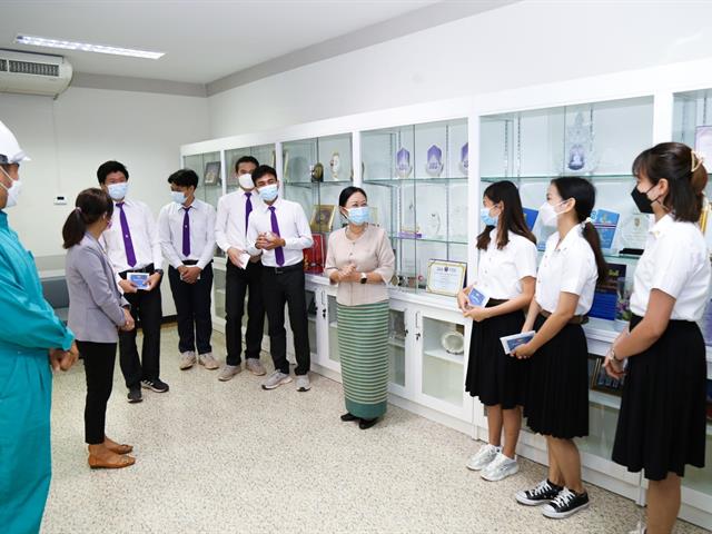 นิสิตทุนพระราชทาฯ