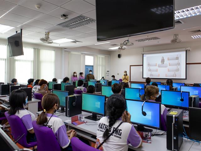 คณะศิลปศาสตร์ ให้การต้อนรับคณะครูและนักเรียน โรงเรียนจักรคำคณาทร จังหวัดลำพูน