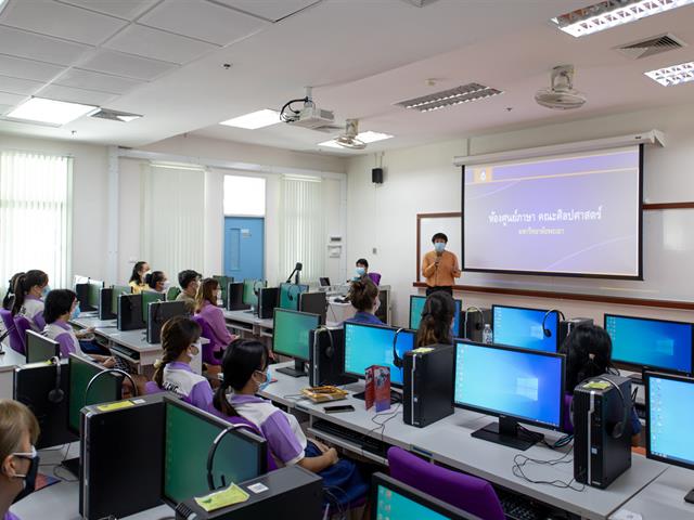 คณะศิลปศาสตร์ ให้การต้อนรับคณะครูและนักเรียน โรงเรียนจักรคำคณาทร จังหวัดลำพูน