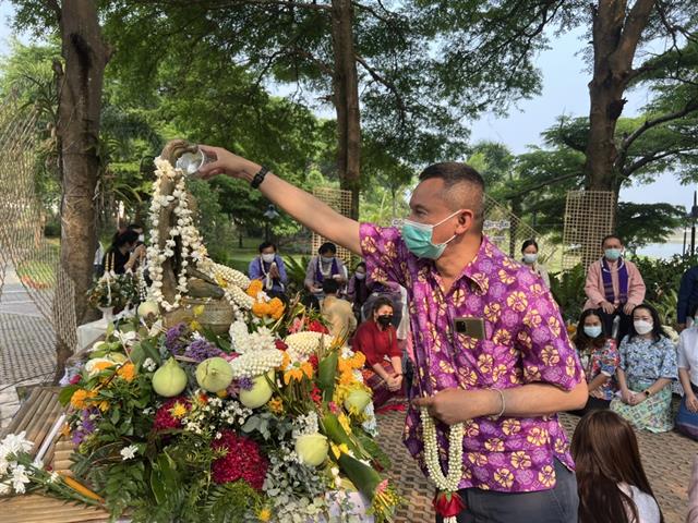 พิธีสระเกล้าดำหัวอธิการบดีและผู้อาวุโส เนื่องในเทศกาลสงกรานต์มหาวิทยาลัยพะเยา ประจำปี 2565