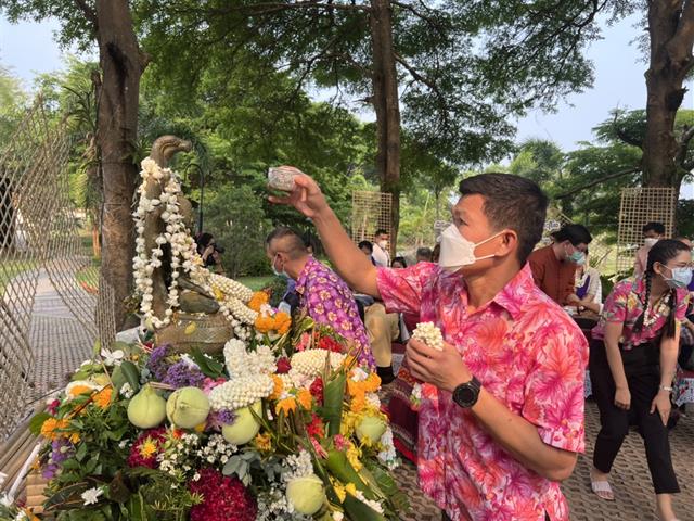 พิธีสระเกล้าดำหัวอธิการบดีและผู้อาวุโส เนื่องในเทศกาลสงกรานต์มหาวิทยาลัยพะเยา ประจำปี 2565