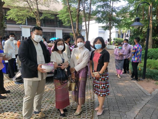 เมื่อวันศุกร์ ที่ ๘ เมษายน 2565 เวลา ๑๔.๓๐ น. คณะนิติศาสตร์ นำโดย รศ.กันย์กัญญา ใจการวงค์สกุล ผศ.นริษรา ประสิทธิปานวัง ผู้ช่วยคณบดีฝ่ายสื่อสารองค์กรและกิจการพิเศษ  อาจารย์พิษณุ เจนดง ผู้ช่วยคณบดีฝ่ายวิชาการ พร้อมด้วยบุคลากร เข้าร่วมงานในพิธีสระเกล้าดำหัวอธิการบดี และผู้อาวุโส เนื่องในเทศกาลสงกรานต์มหาวิทยาลัยพะเยา ประจำปี ๒๕๖๕ จัดโดย กองกิจการนิสิต ณ สวนหย่อมหลังอาคารสำนักงานอธิการบดึ