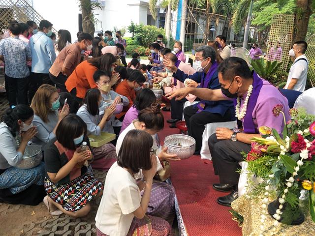 เมื่อวันศุกร์ ที่ ๘ เมษายน 2565 เวลา ๑๔.๓๐ น. คณะนิติศาสตร์ นำโดย รศ.กันย์กัญญา ใจการวงค์สกุล ผศ.นริษรา ประสิทธิปานวัง ผู้ช่วยคณบดีฝ่ายสื่อสารองค์กรและกิจการพิเศษ  อาจารย์พิษณุ เจนดง ผู้ช่วยคณบดีฝ่ายวิชาการ พร้อมด้วยบุคลากร เข้าร่วมงานในพิธีสระเกล้าดำหัวอธิการบดี และผู้อาวุโส เนื่องในเทศกาลสงกรานต์มหาวิทยาลัยพะเยา ประจำปี ๒๕๖๕ จัดโดย กองกิจการนิสิต ณ สวนหย่อมหลังอาคารสำนักงานอธิการบดึ