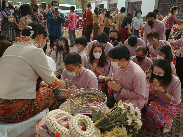 พิธีสระเกล้าดำหัวอธิการบดีและผู้อาวุโส เนื่องในเทศกาลสงกรานต์มหาวิทยาลัยพะเยา ประจำปี ๒๕๖๕