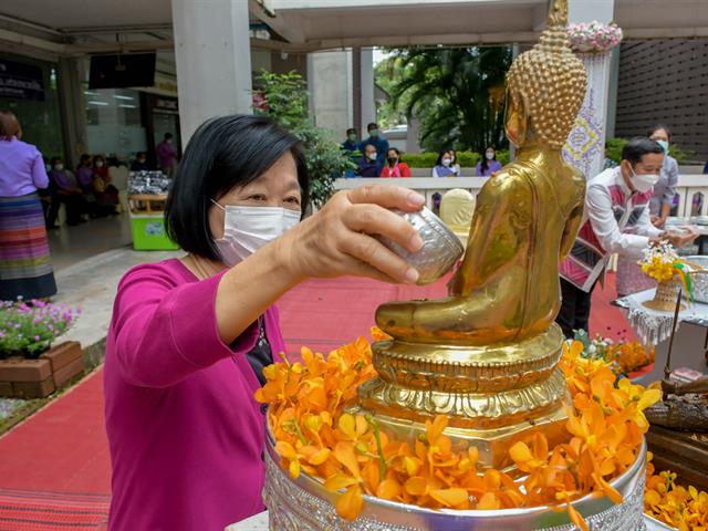 โครงการทำนุบำรุงศิลปะและวัฒนธรรม กิจกรรมที่ 4 “ประเพณีสงกรานต์ รดน้ำ ดำหัวผู้บริหาร”