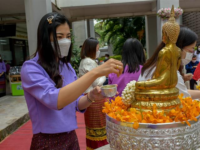 โครงการทำนุบำรุงศิลปะและวัฒนธรรม กิจกรรมที่ 4 “ประเพณีสงกรานต์ รดน้ำ ดำหัวผู้บริหาร”
