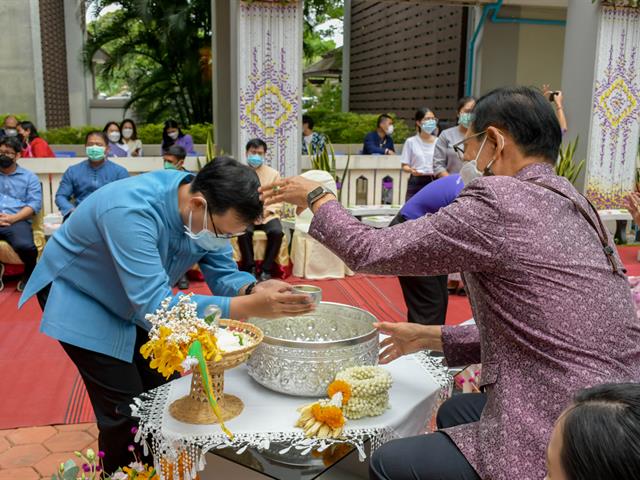 โครงการทำนุบำรุงศิลปะและวัฒนธรรม กิจกรรมที่ 4 “ประเพณีสงกรานต์ รดน้ำ ดำหัวผู้บริหาร”