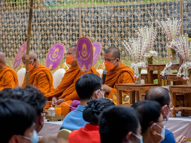 โครงการทำนุบำรุงศิลปะและวัฒนธรรม กิจกรรมที่ 4 “ประเพณีสงกรานต์ รดน้ำ ดำหัวผู้บริหาร”