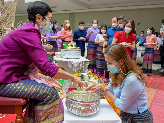 โครงการทำนุบำรุงศิลปะและวัฒนธรรม กิจกรรมที่ 4 “ประเพณีสงกรานต์ รดน้ำ ดำหัวผู้บริหาร”