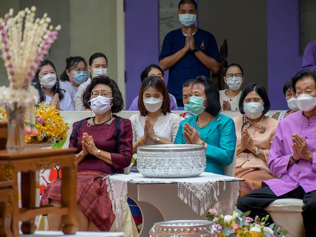 โครงการทำนุบำรุงศิลปะและวัฒนธรรม กิจกรรมที่ 4 “ประเพณีสงกรานต์ รดน้ำ ดำหัวผู้บริหาร”