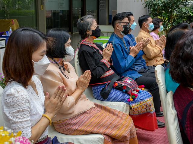 โครงการทำนุบำรุงศิลปะและวัฒนธรรม กิจกรรมที่ 4 “ประเพณีสงกรานต์ รดน้ำ ดำหัวผู้บริหาร”