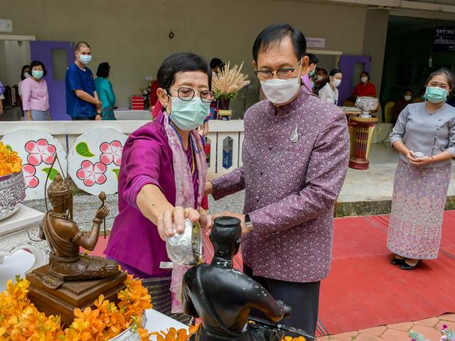 โครงการทำนุบำรุงศิลปะและวัฒนธรรม กิจกรรมที่ 4 “ประเพณีสงกรานต์ รดน้ำ ดำหัวผู้บริหาร”
