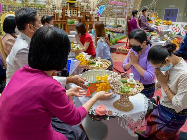 โครงการทำนุบำรุงศิลปะและวัฒนธรรม กิจกรรมที่ 4 “ประเพณีสงกรานต์ รดน้ำ ดำหัวผู้บริหาร”