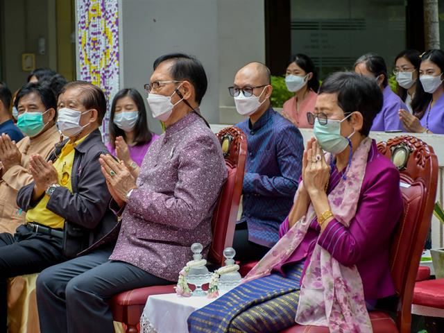 โครงการทำนุบำรุงศิลปะและวัฒนธรรม กิจกรรมที่ 4 “ประเพณีสงกรานต์ รดน้ำ ดำหัวผู้บริหาร”