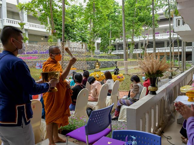 โครงการทำนุบำรุงศิลปะและวัฒนธรรม กิจกรรมที่ 4 “ประเพณีสงกรานต์ รดน้ำ ดำหัวผู้บริหาร”