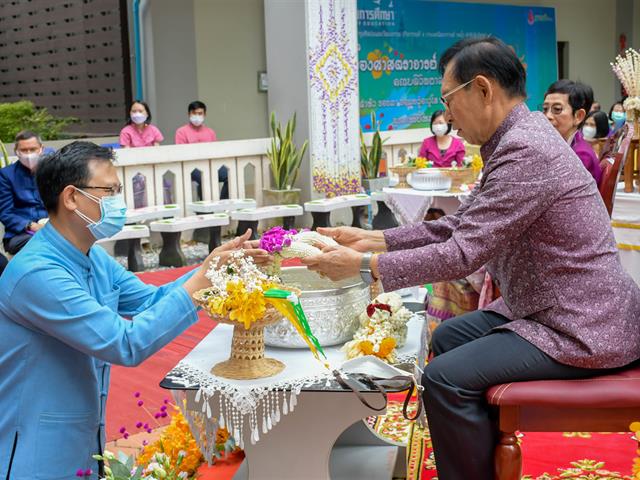 โครงการทำนุบำรุงศิลปะและวัฒนธรรม กิจกรรมที่ 4 “ประเพณีสงกรานต์ รดน้ำ ดำหัวผู้บริหาร”