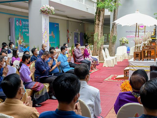 โครงการทำนุบำรุงศิลปะและวัฒนธรรม กิจกรรมที่ 4 “ประเพณีสงกรานต์ รดน้ำ ดำหัวผู้บริหาร”