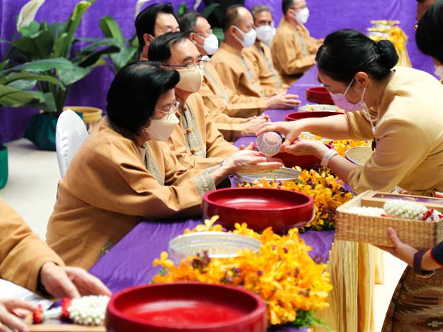 มหาวิทยาลัยพะเยาจัดพิธีสระเกล้าดำหัว นายกสภามหาวิทยาลัยพะเยา และกรรมการสภามหาวิทยาลัยผู้ทรงคุณวุฒิ เนื่องในเทศกาลสงกรานต์