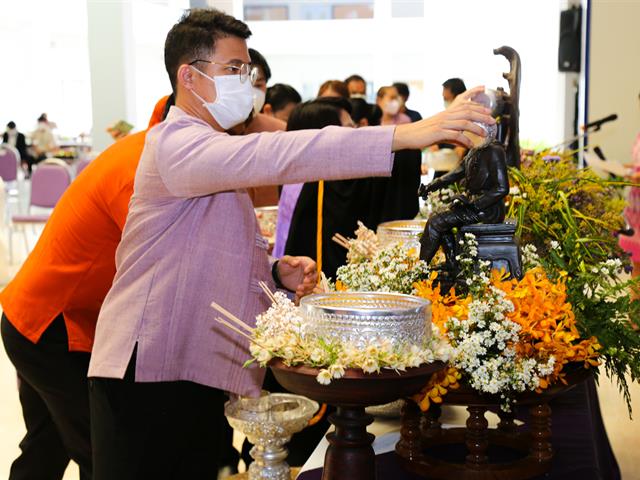 มหาวิทยาลัยพะเยาจัดพิธีสระเกล้าดำหัว นายกสภามหาวิทยาลัยพะเยา และกรรมการสภามหาวิทยาลัยผู้ทรงคุณวุฒิ เนื่องในเทศกาลสงกรานต์